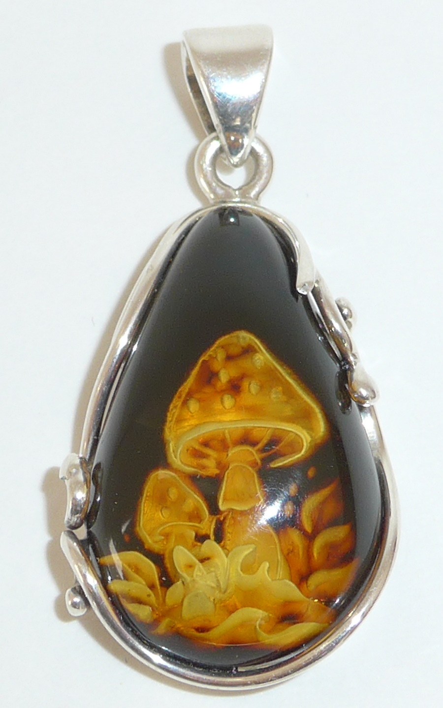 Bernsteinanhänger mit Motiv