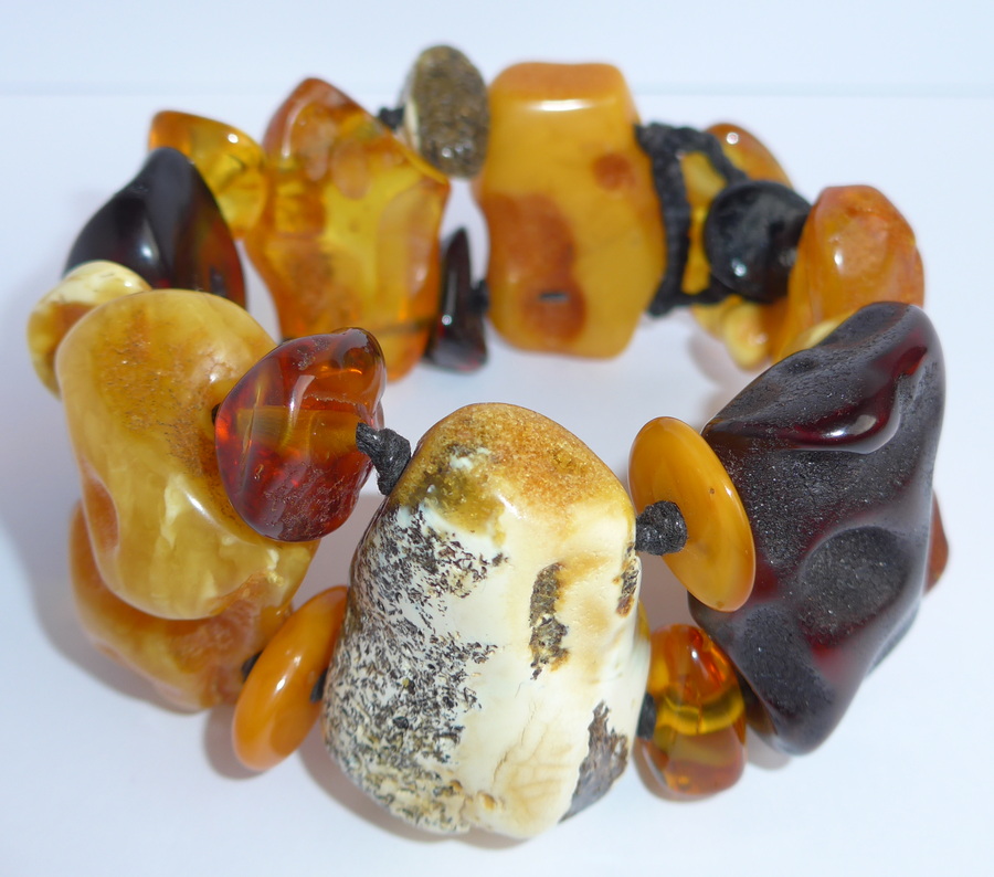 individueller einzigartiger Bernsteinscmuck