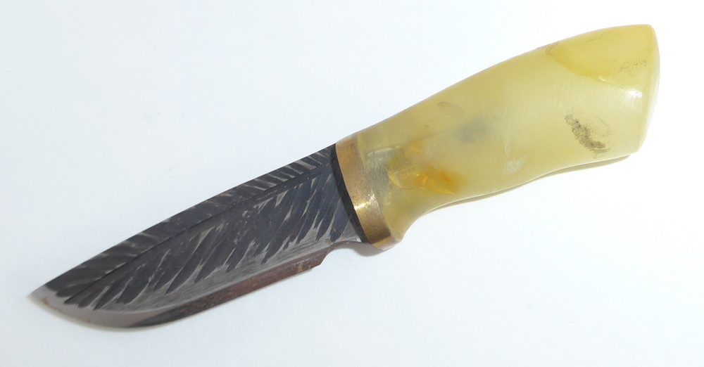 handgefertigtes Messer mit Bernstein-Griff