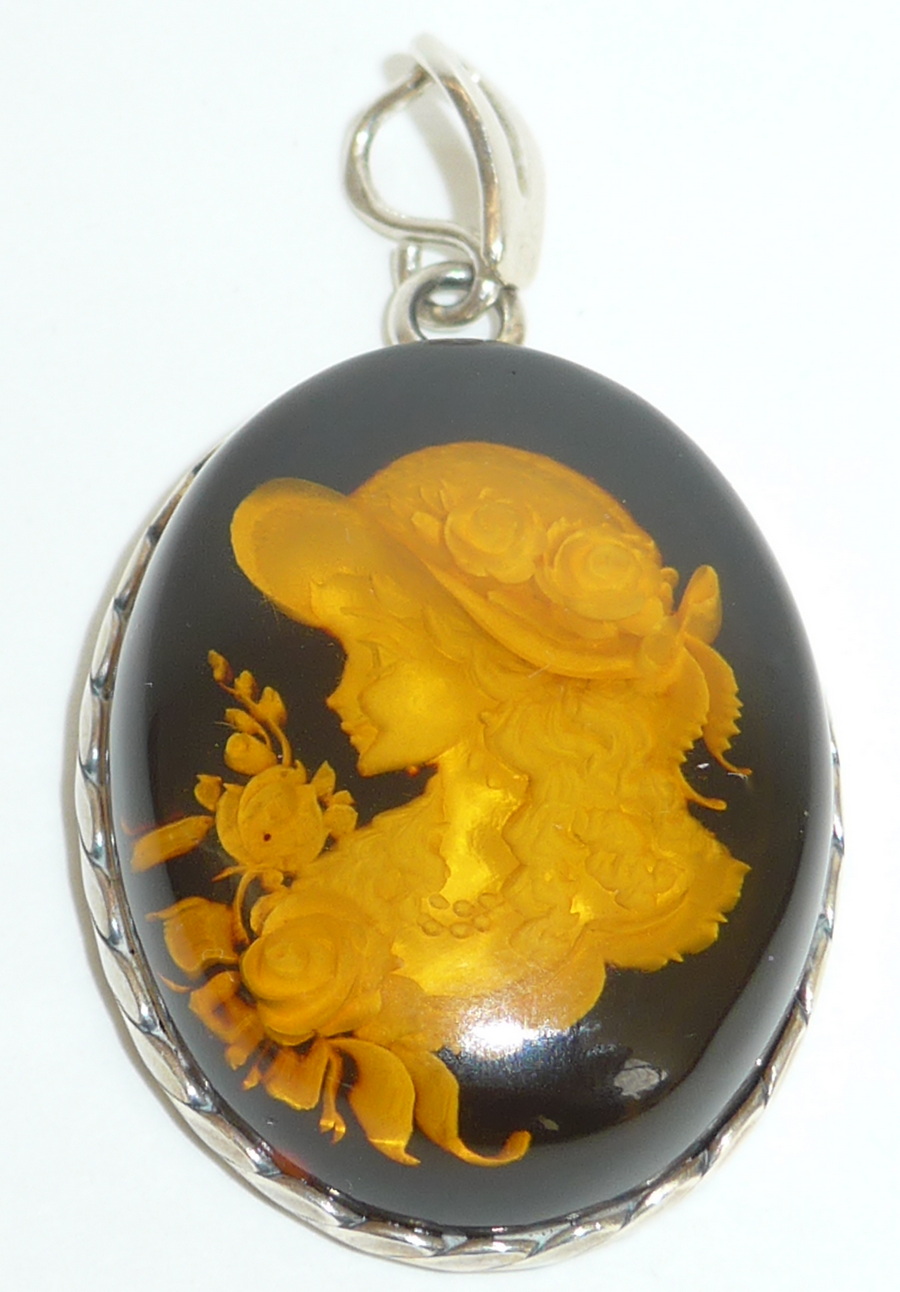 handgefertigter kunstvoller Bernsteinschmuck