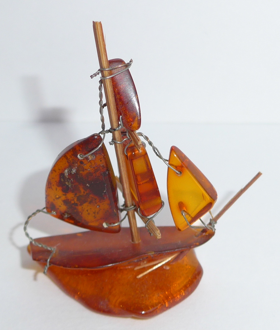kleines handgefertigtes Bernstein Segelschiff